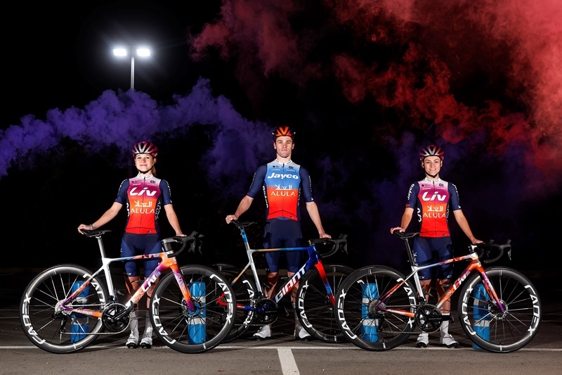 Новый дизайн велоформы команды Jayco-AlUla в 2024 году