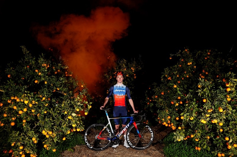 Новый дизайн велоформы команды Jayco-AlUla в 2024 году