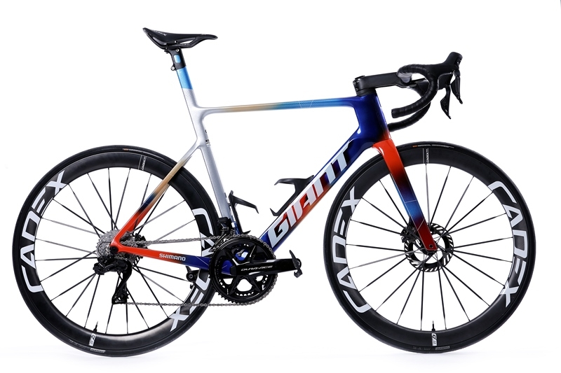 Новый дизайн велоформы команды Jayco-AlUla в 2024 году