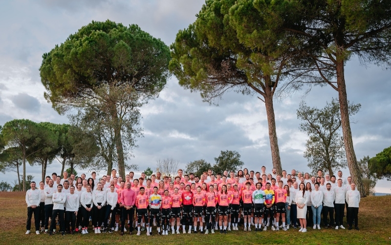 Команда EF Education-EasyPost представила велоформу на 2024 год