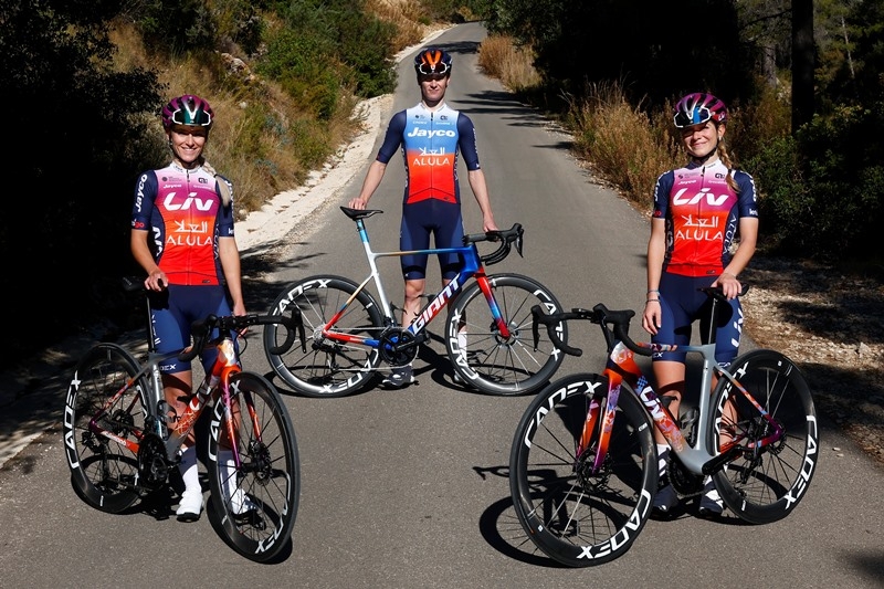 Новый дизайн велоформы команды Jayco-AlUla в 2024 году