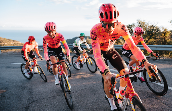 Команда EF Education-EasyPost представила велоформу на 2024 год
