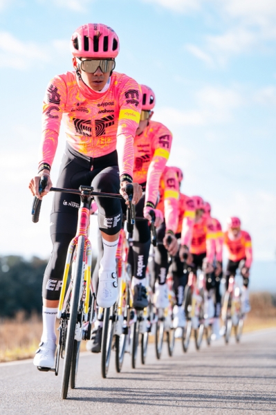 Команда EF Education-EasyPost представила велоформу на 2024 год