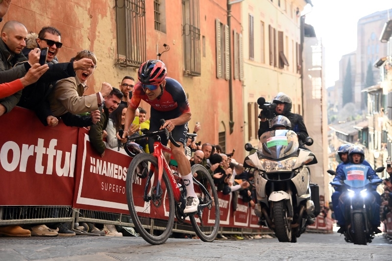 Том Пидкок &mdash; победитель Страде Бьянке-2023