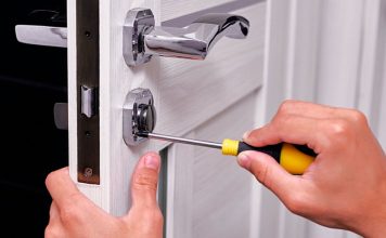 Что делать, если заклинило входную дверь?