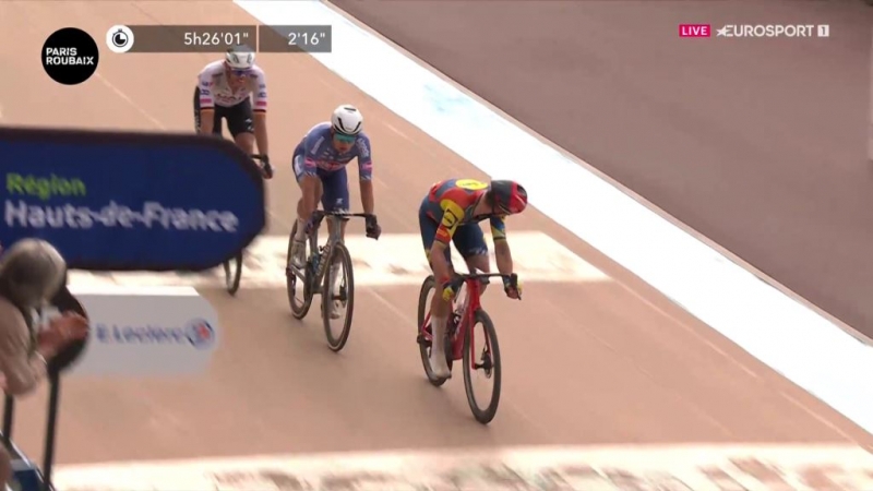 Мадс Педерсен &mdash; на третьей ступени подиума Париж-Рубэ-2024