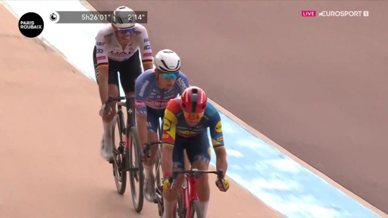 Мадс Педерсен &mdash; на третьей ступени подиума Париж-Рубэ-2024