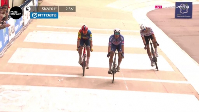 Мадс Педерсен &mdash; на третьей ступени подиума Париж-Рубэ-2024