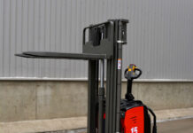 Самоходные штабелеры: как выбрать идеального помощника для вашего бизнеса