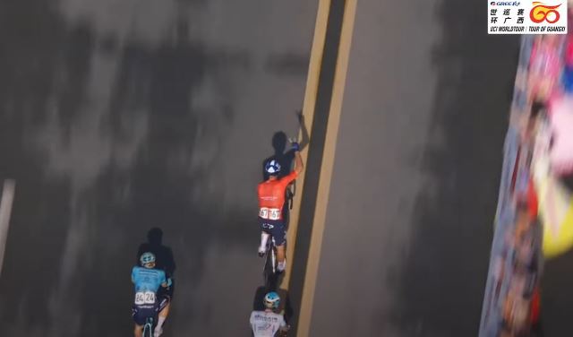 Итан Вернон сделал дубль на Туре Гуанси-2024, но потерял майку лидера из-за штрафа