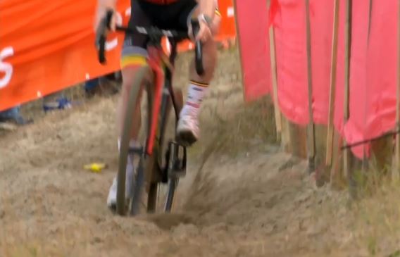 Эли Изербит выиграл первый этап Кубка мира по велокроссу-2024/25 в Антверпене