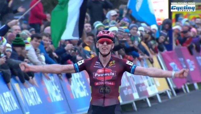 Майкл Вантауренхаут выиграл этап Кубка мира по велокроссу-2024 в Дублине