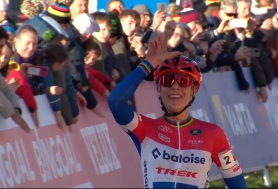 Люсинда Бранд &mdash; победительница этапа Кубка мира по велокроссу-2024 в Дублине