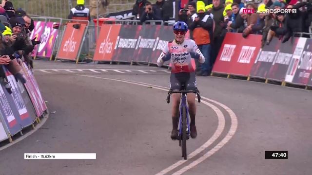 Люсинда Бранд — победительница финального этапа и общего зачёта Кубка мира по велокроссу-2025