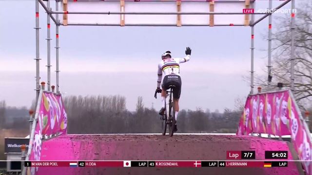 Седьмая победа Матье ван дер Пула в сезоне велокросса, победа Майкла Вантауренхаута в общем зачёте Кубка мира по велокроссу