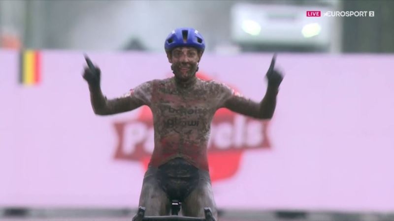 Люсинда Бранд — победительница этапа Кубка мира по велокроссу в Дендермонде-2025