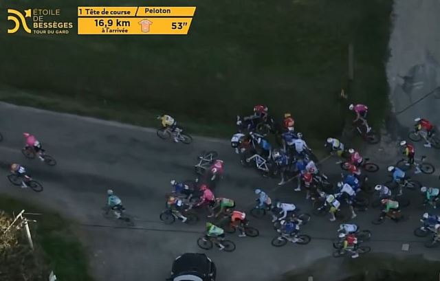 Автомобиль, выехавший на дорогу на 2-м этапе "Звезды Бессежа"-2025, стал причиной массового падения и схода Максима ван Гильса