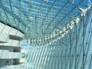 spajdernoe-osteklenie-fasadov-dostoinstva-i-njuansy-3ab843f